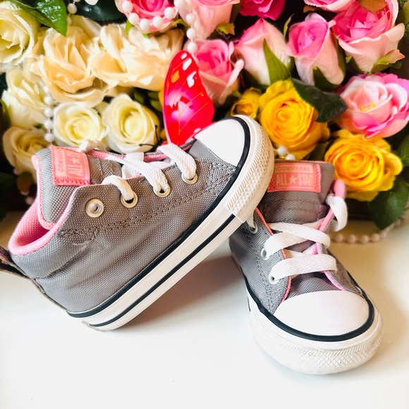 Baby girl converse shoes very cute - Picture 3 of 4
